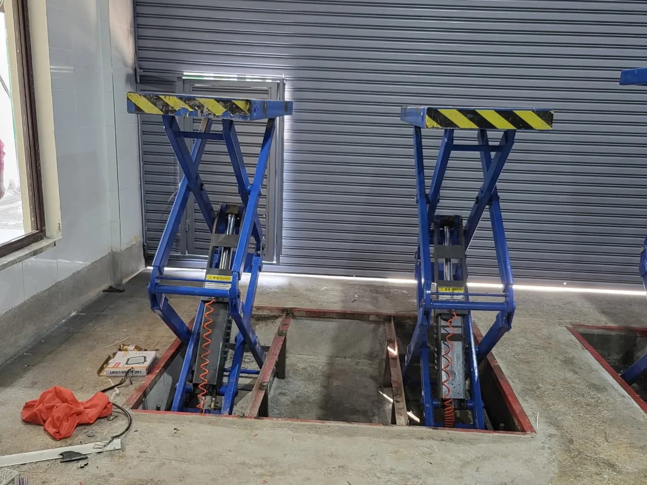 Small Scissor Lift (Under-Ground)